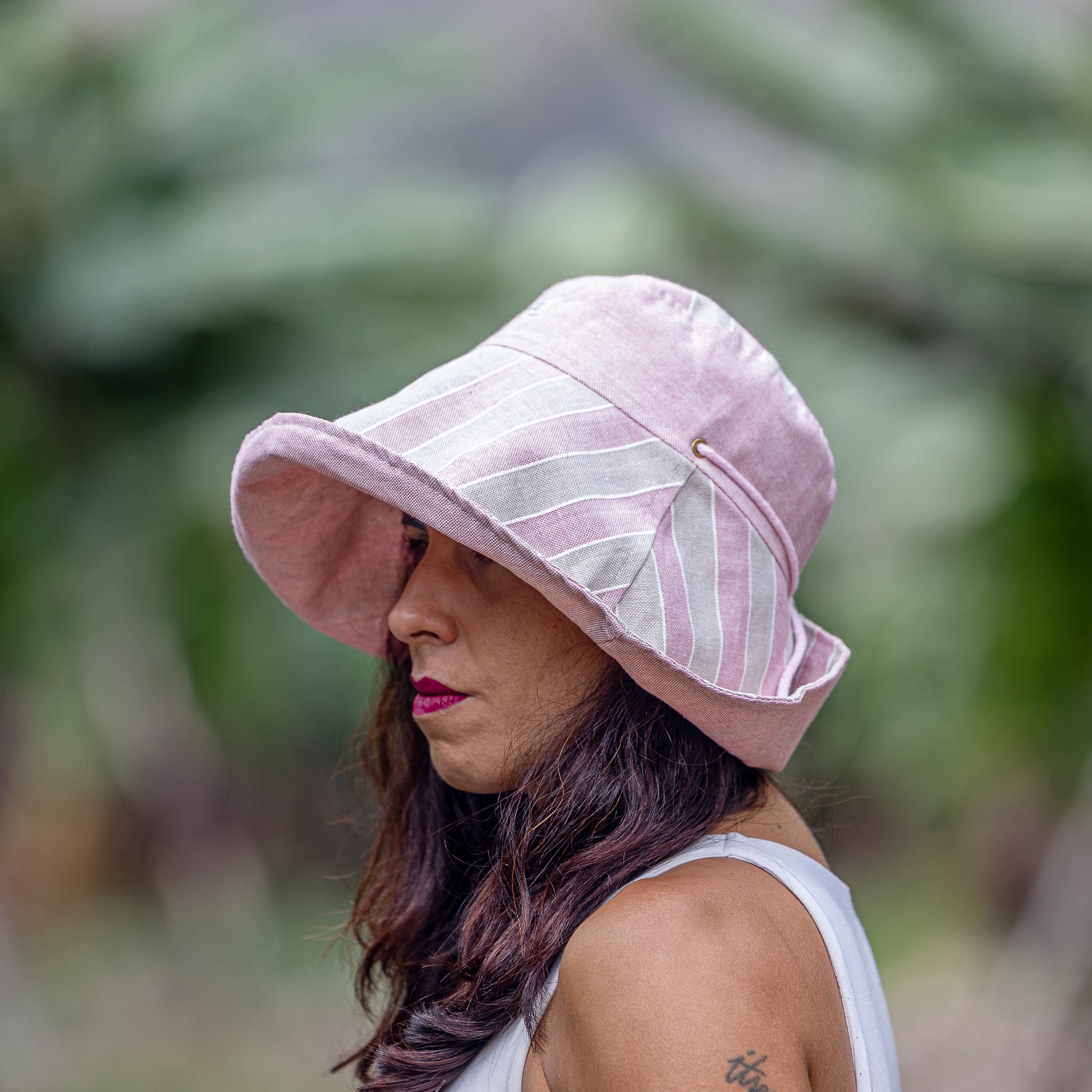 SOMBRERA ALA LARGA RAYA NEUTRA ANCHA