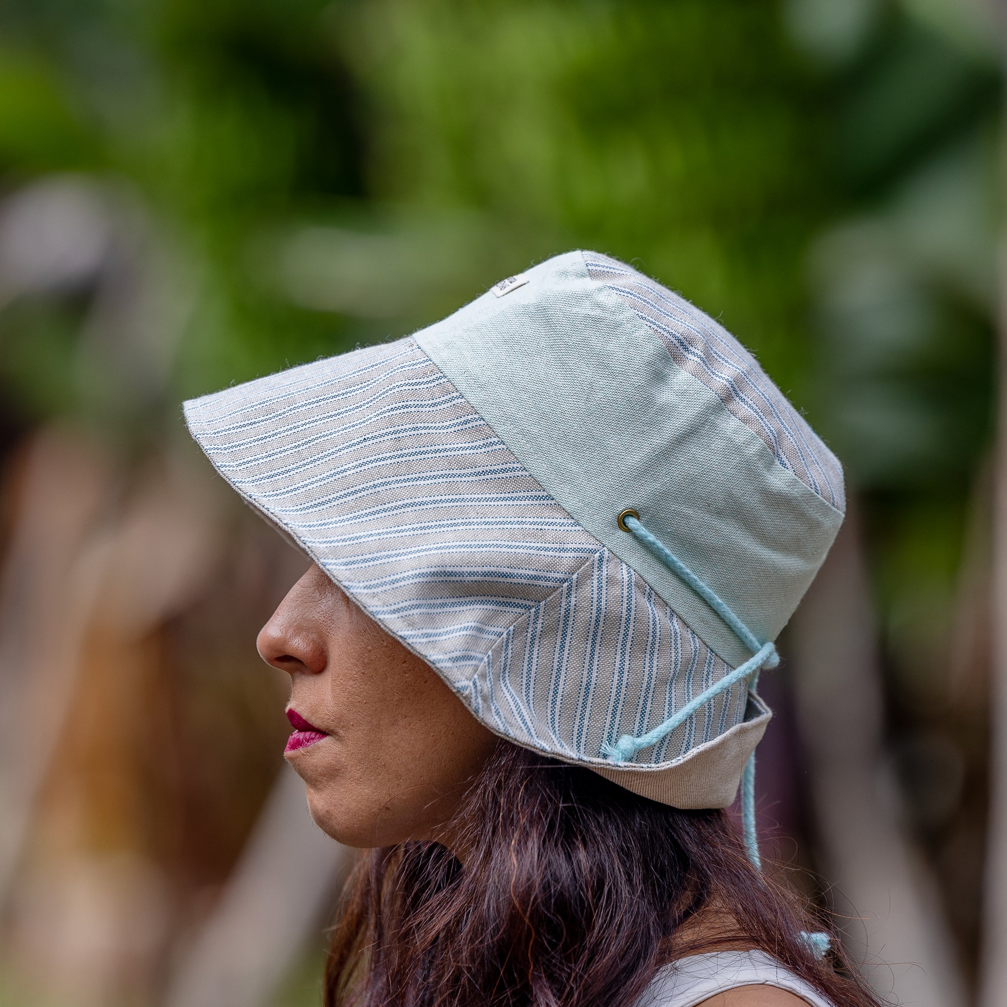 SOMBRERA ALA CORTA RAYA NEUTRA ESTRECHA