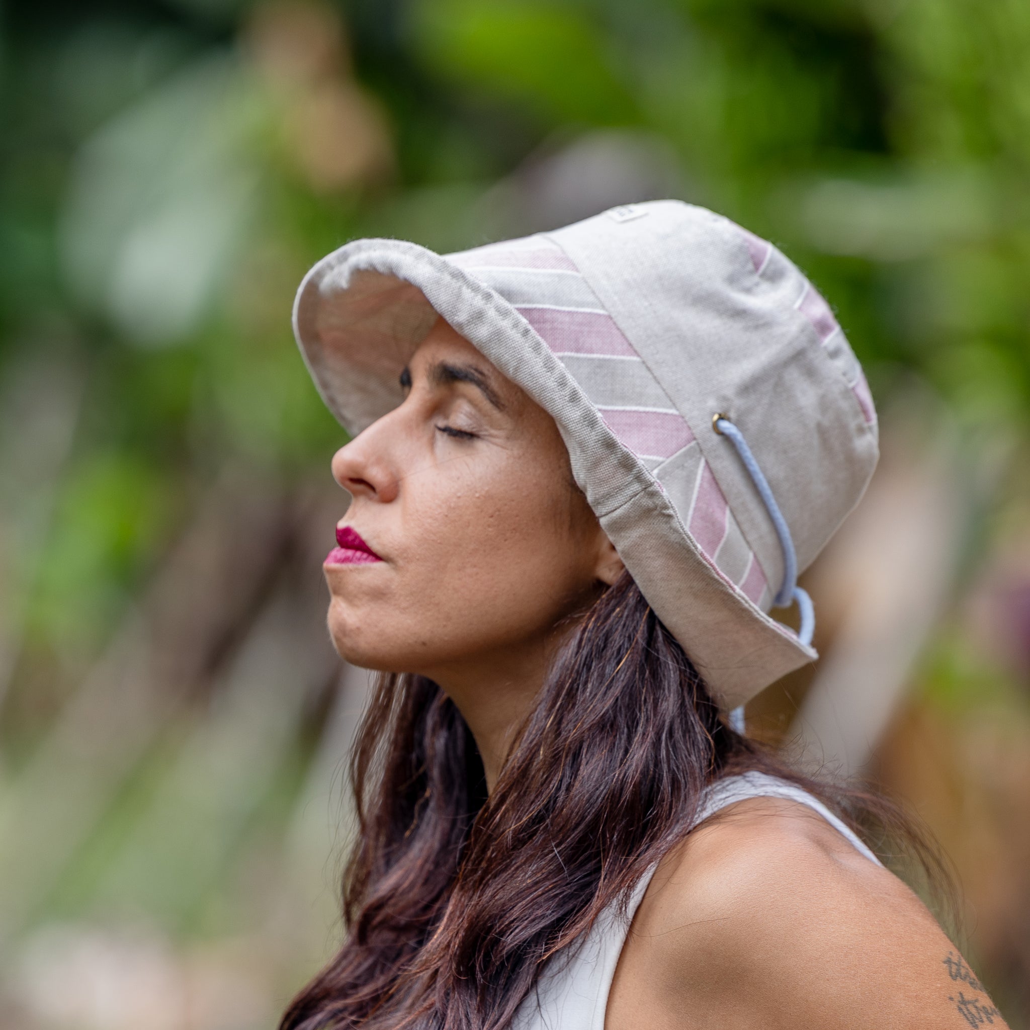 SOMBRERA ALA CORTA RAYA NEUTRA ANCHA