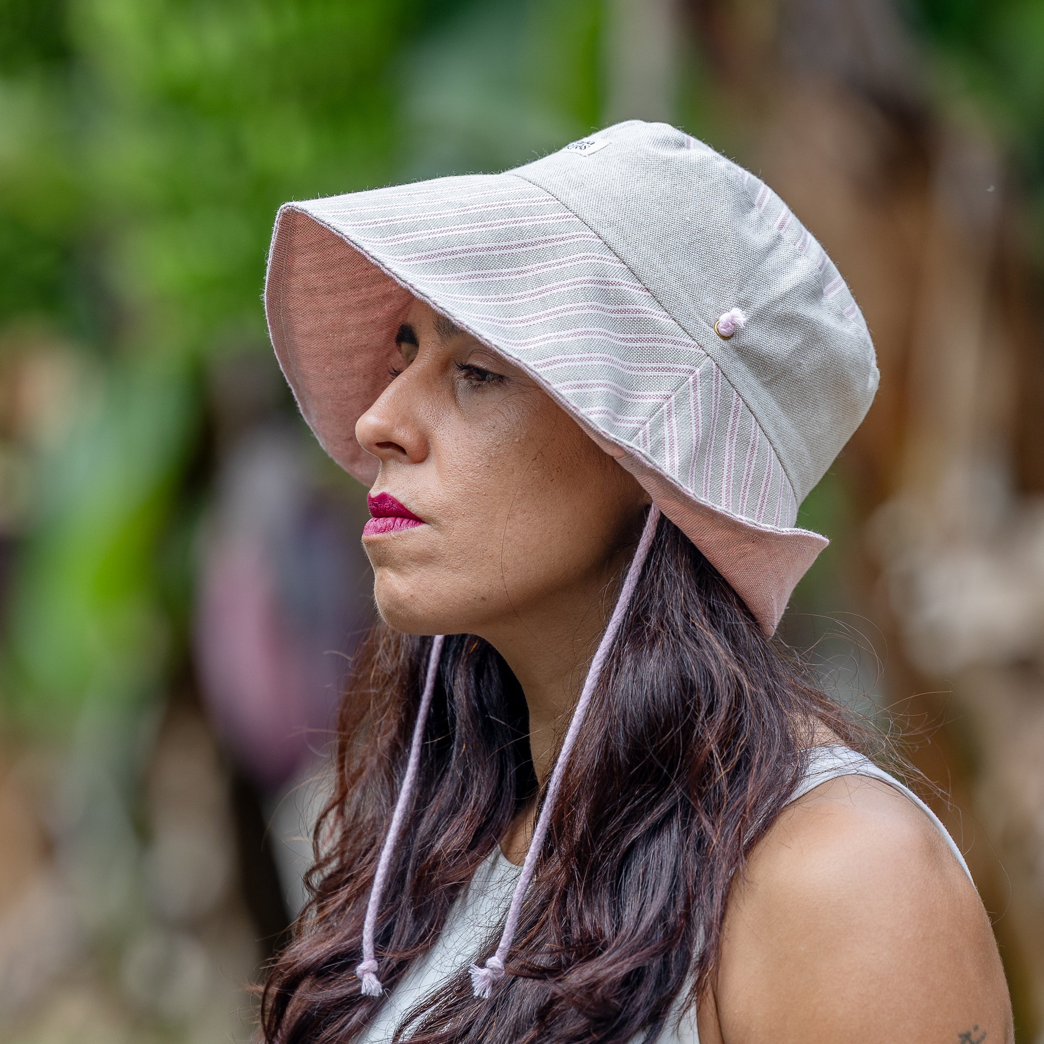 SOMBRERA ALA CORTA RAYA NEUTRA ESTRECHA