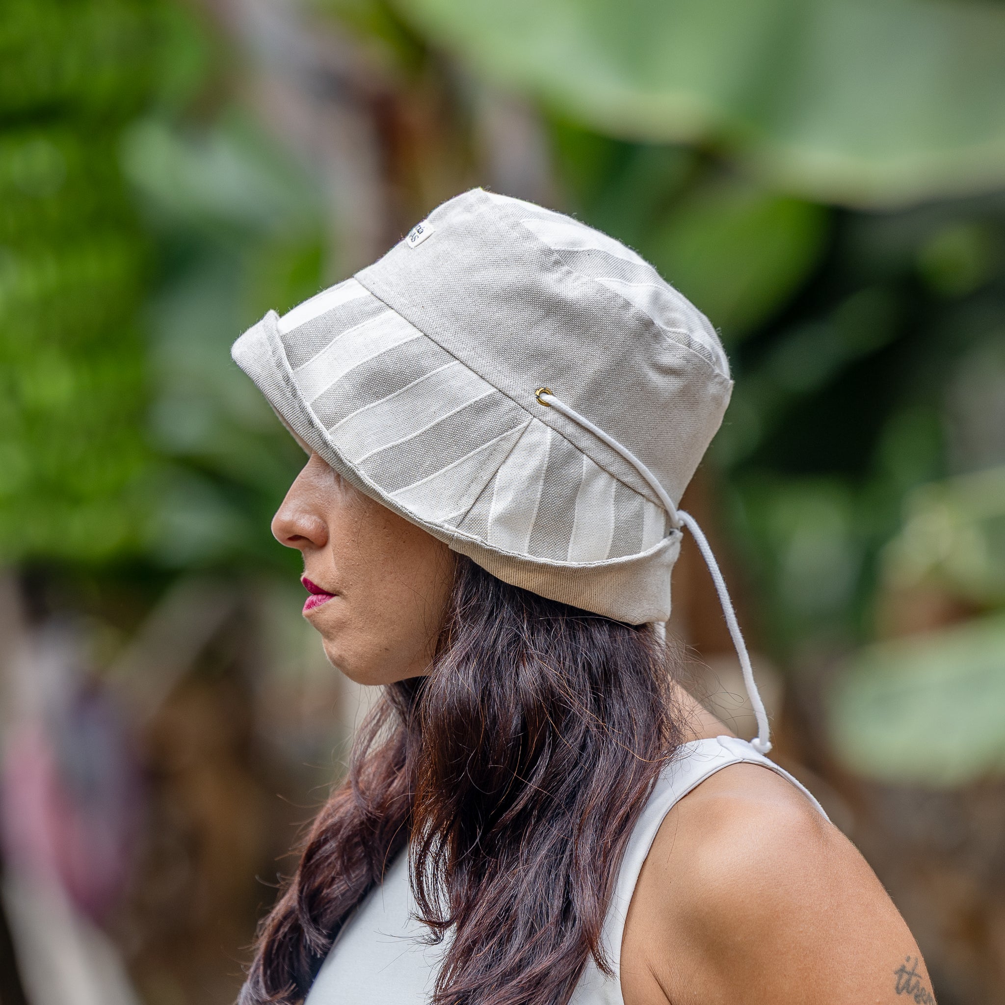 SOMBRERA ALA CORTA RAYA NEUTRA ANCHA