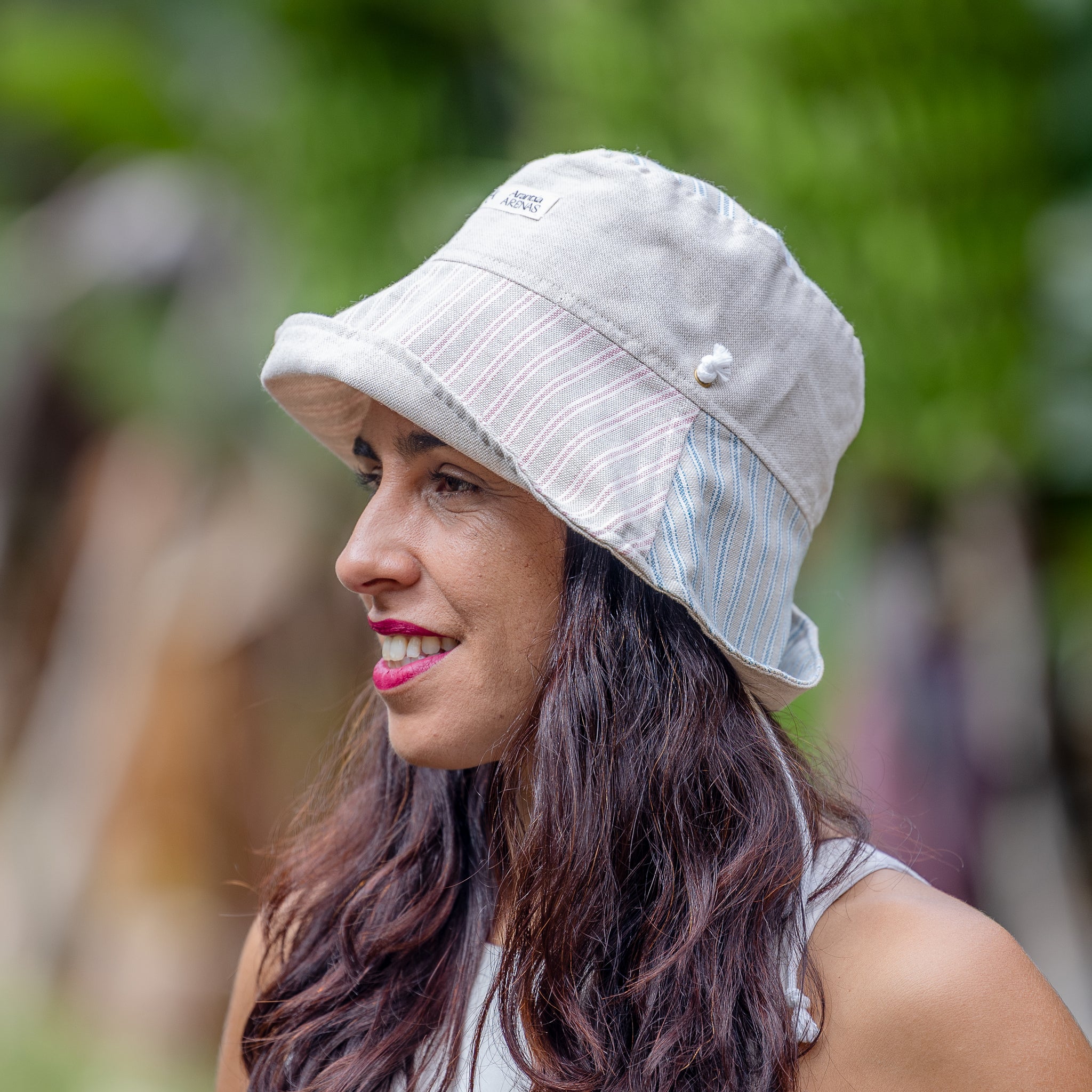 SOMBRERA ALA CORTA RAYA NEUTRA ANCHA